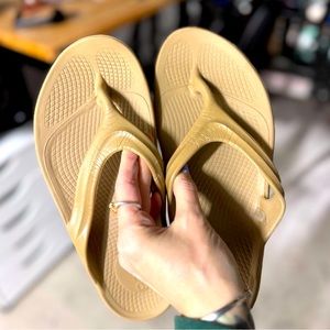 WOMEN'S OOFOS OOLALA SANDALS SZ. 9- Taupe